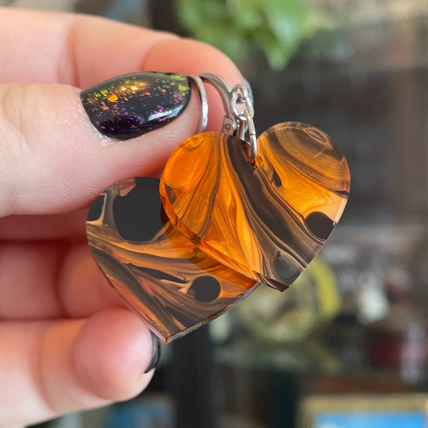 Petites boucles d'oreilles coeurs pendantes en acrylique marbrée orange, noire, blanche et transparente