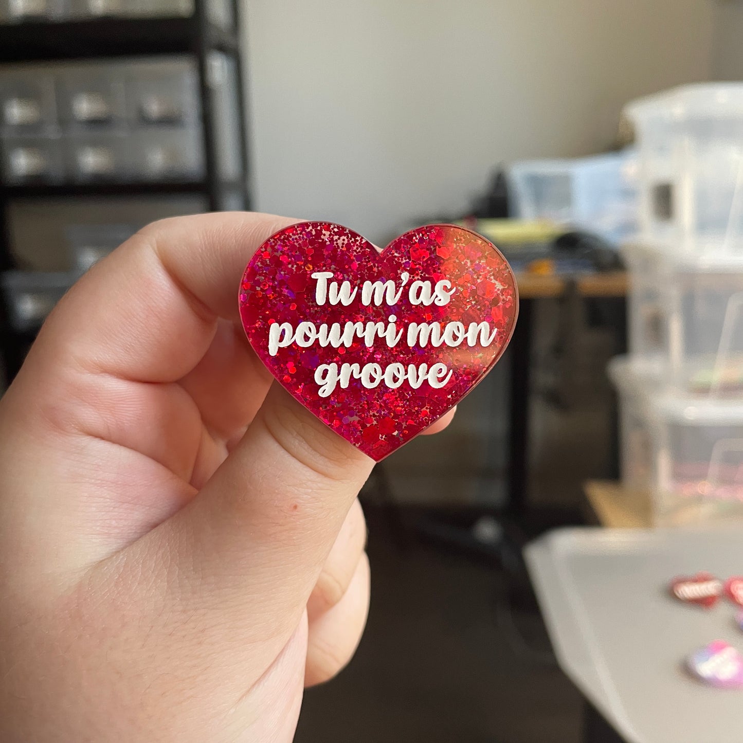 [CONTRÔLE TECHNIQUE] Broche "Tu m'as pourri mon groove" en acrylique à paillettes rouges