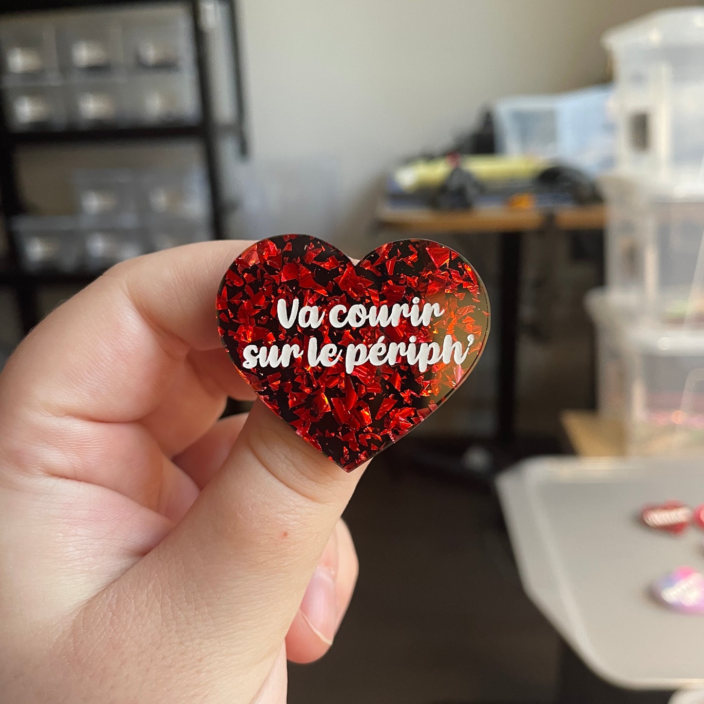 [CONTRÔLE TECHNIQUE] Broche "Va courir sur le périph'" en acrylique noire avec des éclats de confettis rouges