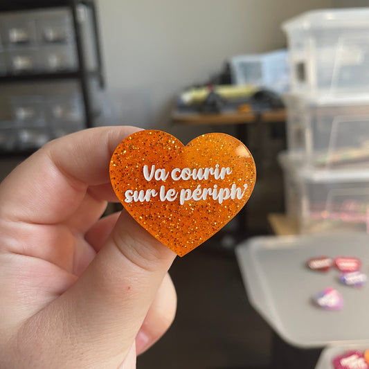 [CONTRÔLE TECHNIQUE] Broche "Va courir sur le périph'" en acrylique japonaise à paillettes oranges