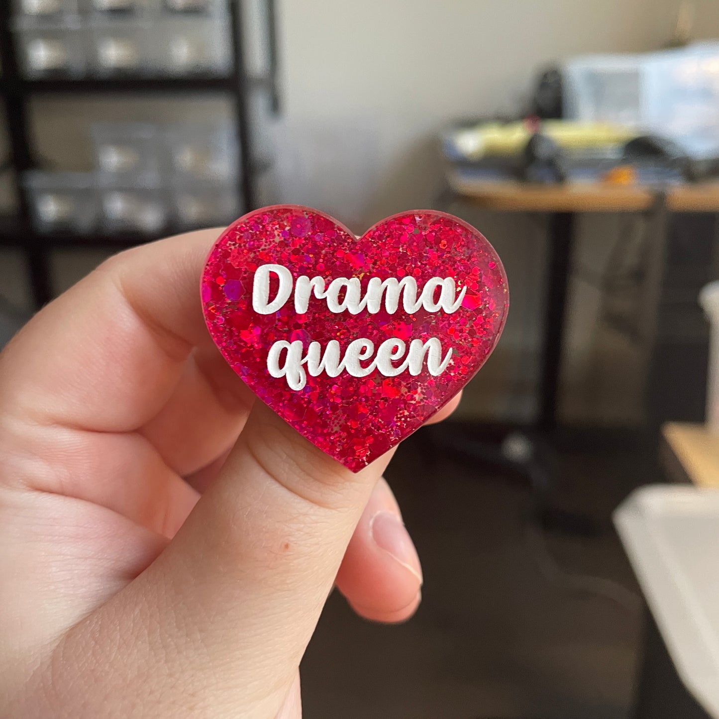 [CONTRÔLE TECHNIQUE] Broche "Drama queen" en acrylique à paillettes rouges