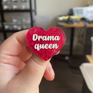 [CONTRÔLE TECHNIQUE] Broche "Drama queen" en acrylique à paillettes rouges