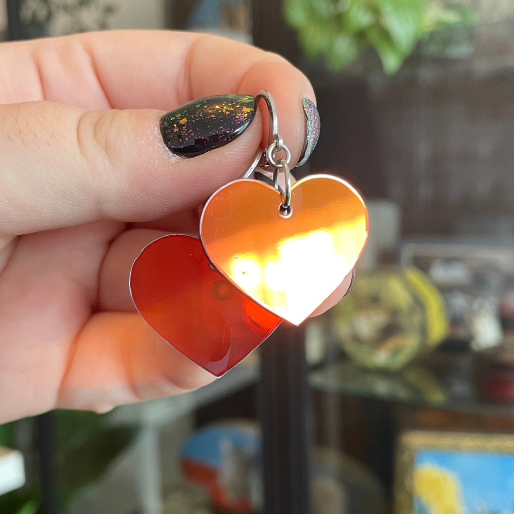 Petites boucles d'oreilles coeurs pendantes en acrylique iridescente