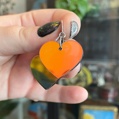 Petites boucles d'oreilles coeurs pendantes en acrylique iridescente