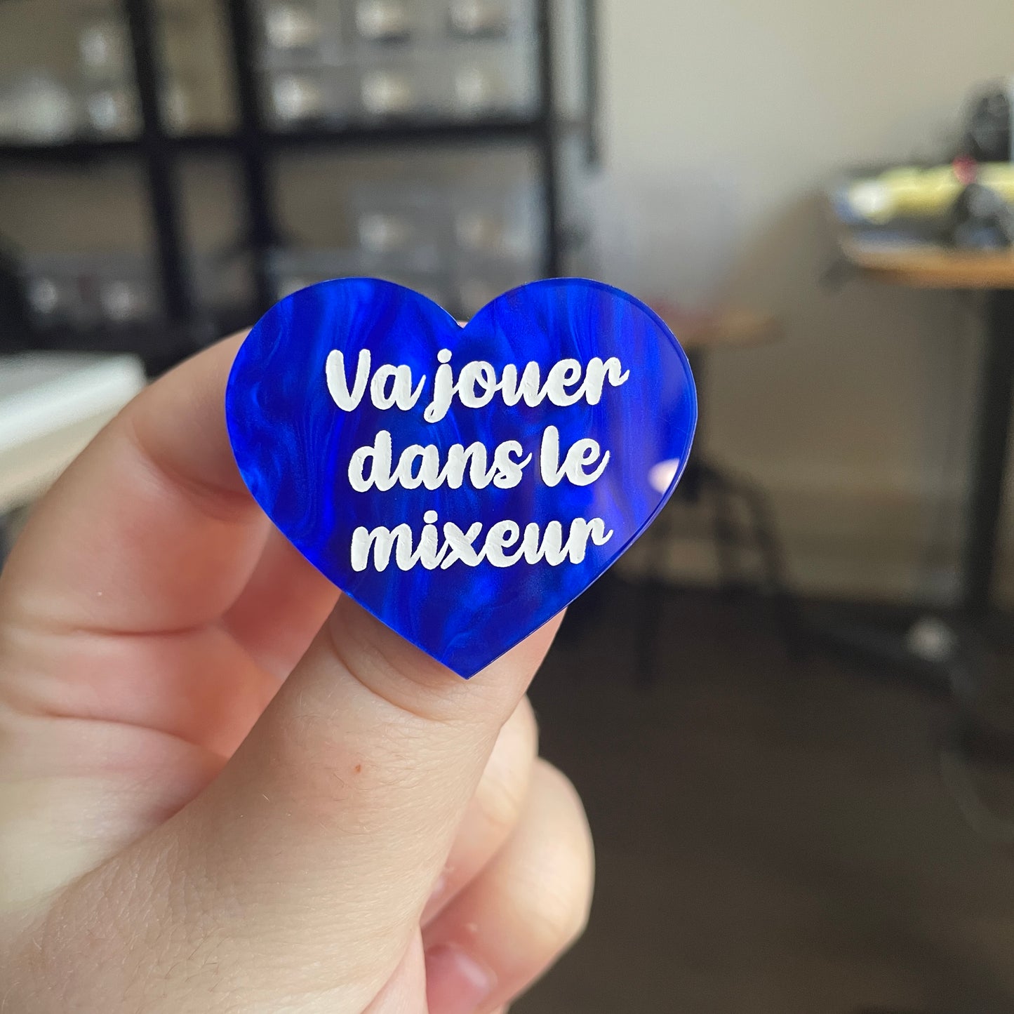 [CONTRÔLE TECHNIQUE] Broche "Va jouer dans le mixeur" en acrylique marbrée bleue