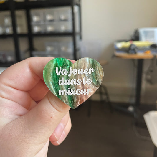 [CONTRÔLE TECHNIQUE] Broche "Va jouer dans le mixeur" en acrylique marbrée verte, rouge, marron et blanche à paillettes