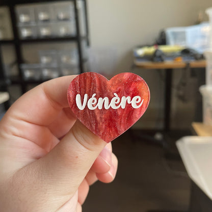 [CONTRÔLE TECHNIQUE] Broche "Vénère" en acrylique marbrée rouge, blanche et marron