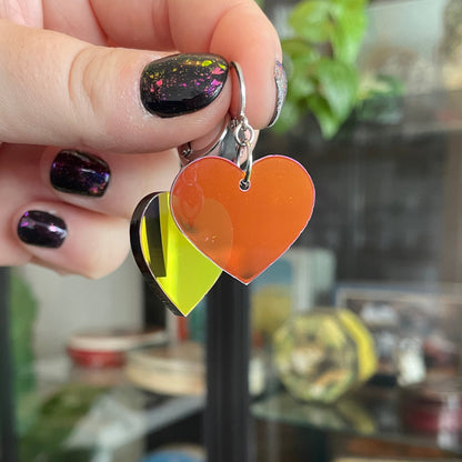Petites boucles d'oreilles coeurs pendantes en acrylique iridescente