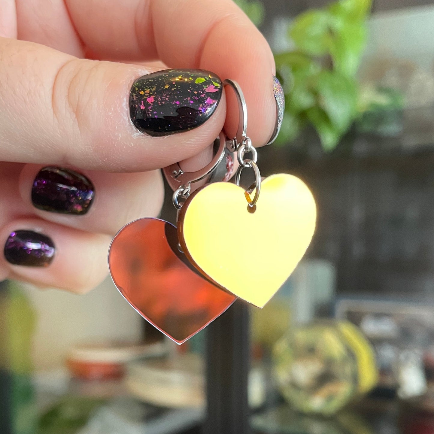 Petites boucles d'oreilles coeurs pendantes en acrylique iridescente