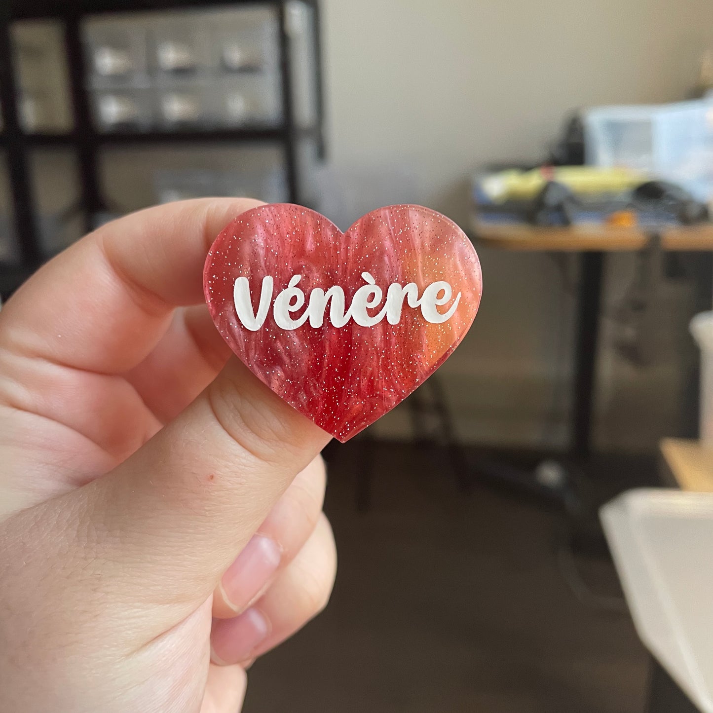 [CONTRÔLE TECHNIQUE] Broche "Vénère" en acrylique marbrée rouge, blanche et marron