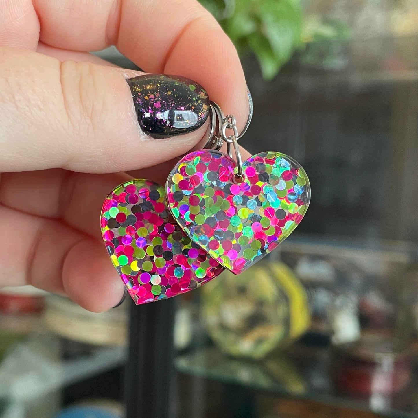 Petites boucles d'oreilles coeurs pendantes en acrylique à pois verts et roses