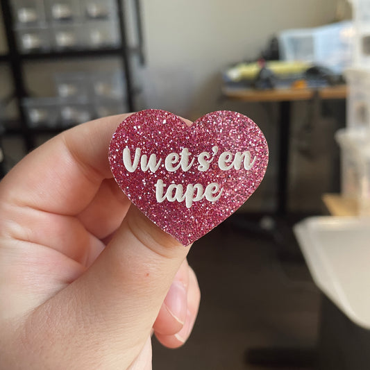 [CONTRÔLE TECHNIQUE] Broche "Vu et s'en tape" en acrylique à paillettes roses