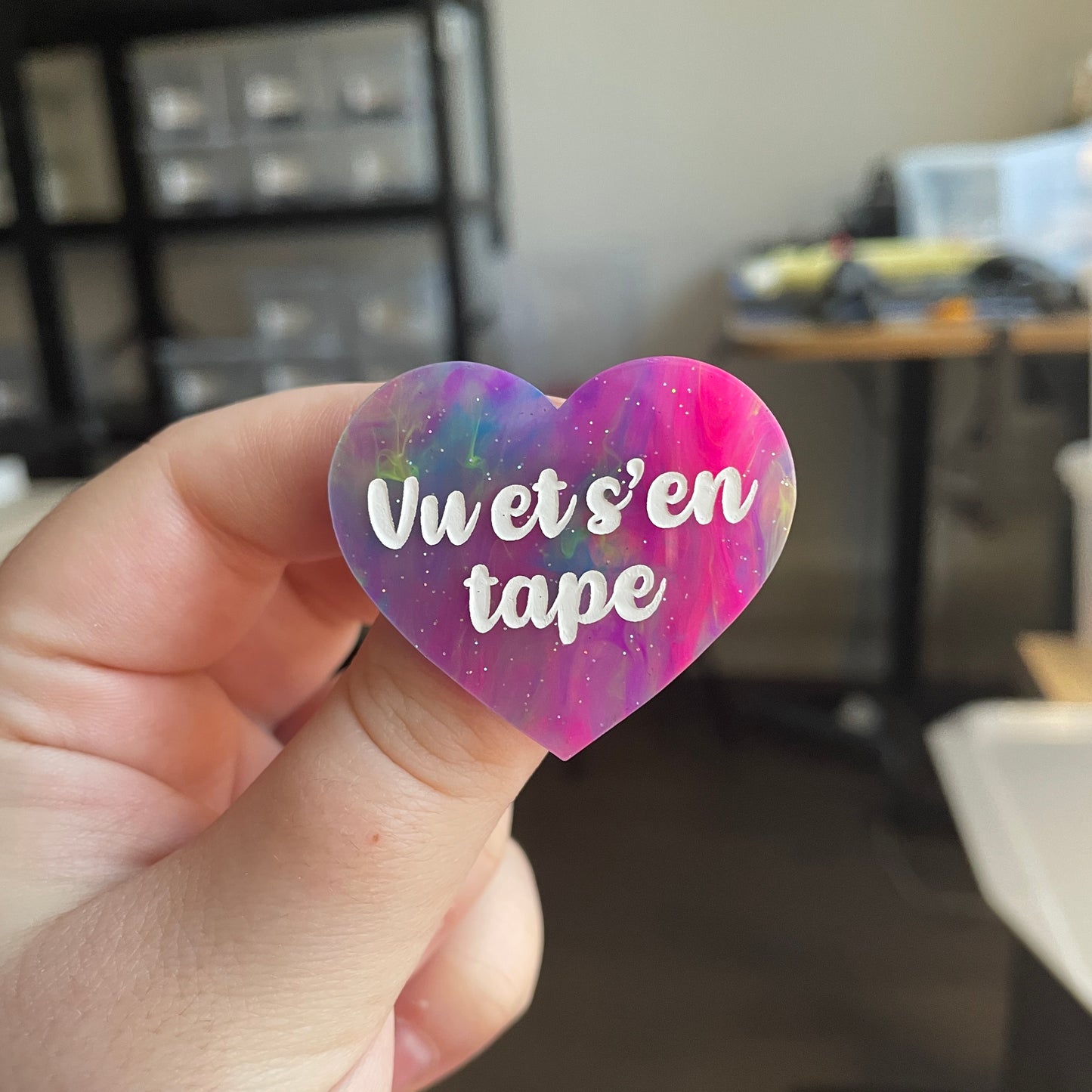 [CONTRÔLE TECHNIQUE] Broche "Vu et s'en tape" en acrylique semi-transparente marbrée multicolore