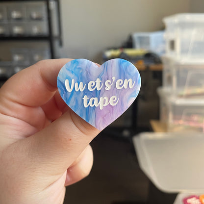 [CONTRÔLE TECHNIQUE] Broche "Vu et s'en tape" en acrylique marbrée bleue, blanche et violette