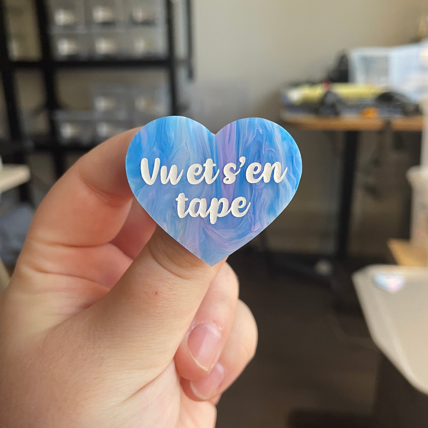 [CONTRÔLE TECHNIQUE] Broche "Vu et s'en tape" en acrylique marbrée bleue, blanche et violette