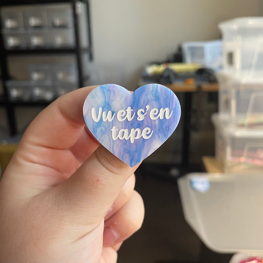[CONTRÔLE TECHNIQUE] Broche "Vu et s'en tape" en acrylique marbrée bleue, blanche et violette