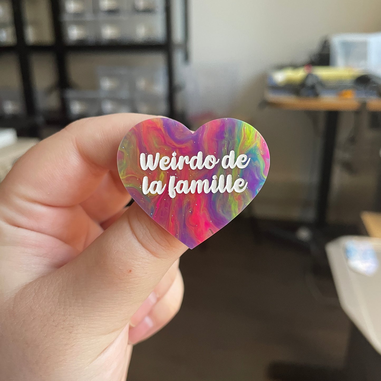 [CONTRÔLE TECHNIQUE] Broche "Weirdo de la famille" en acrylique semi-transparente marbrée multicolore