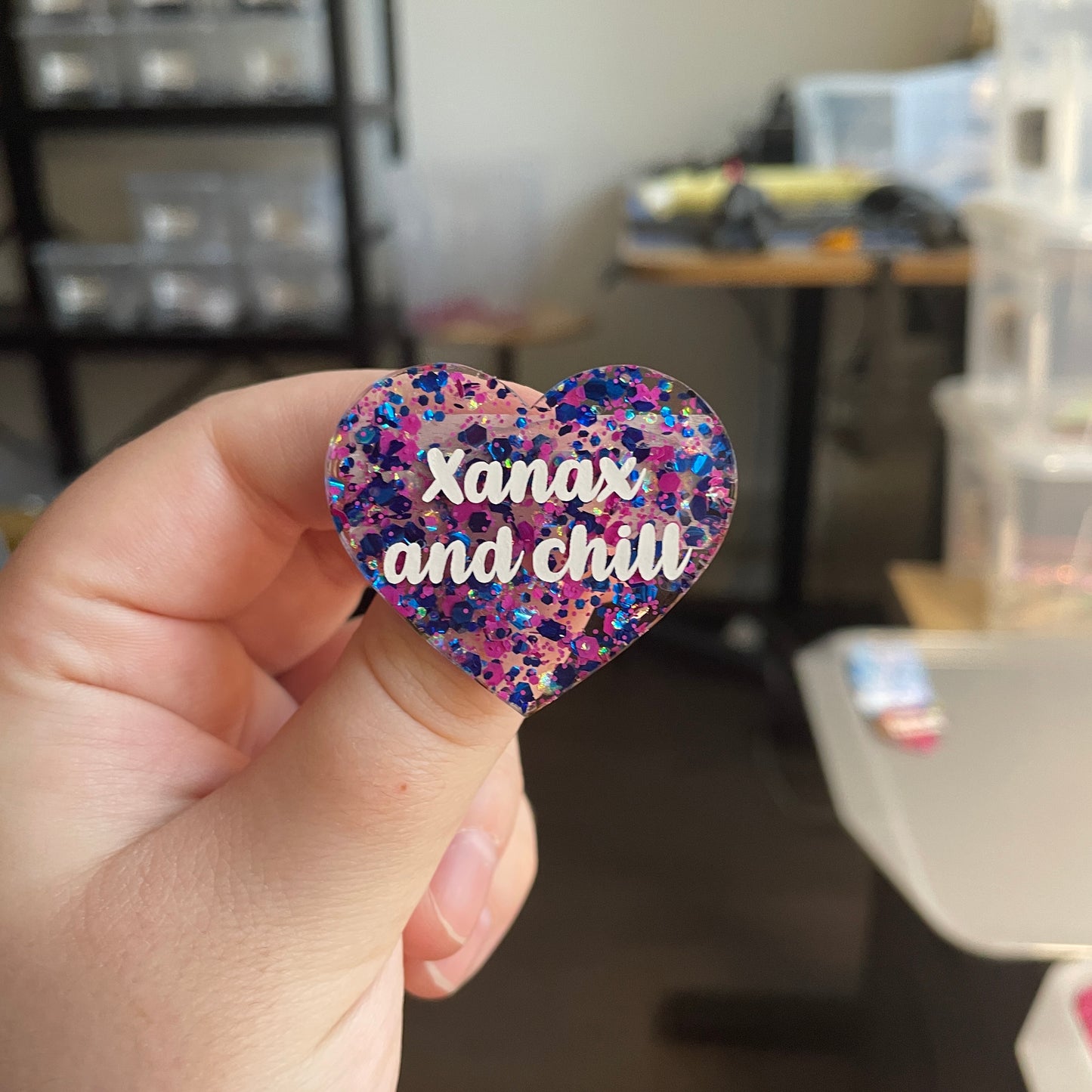 [CONTRÔLE TECHNIQUE] Broche "Xanax and chill" en acrylique semi transparente avec des pois bleus et roses