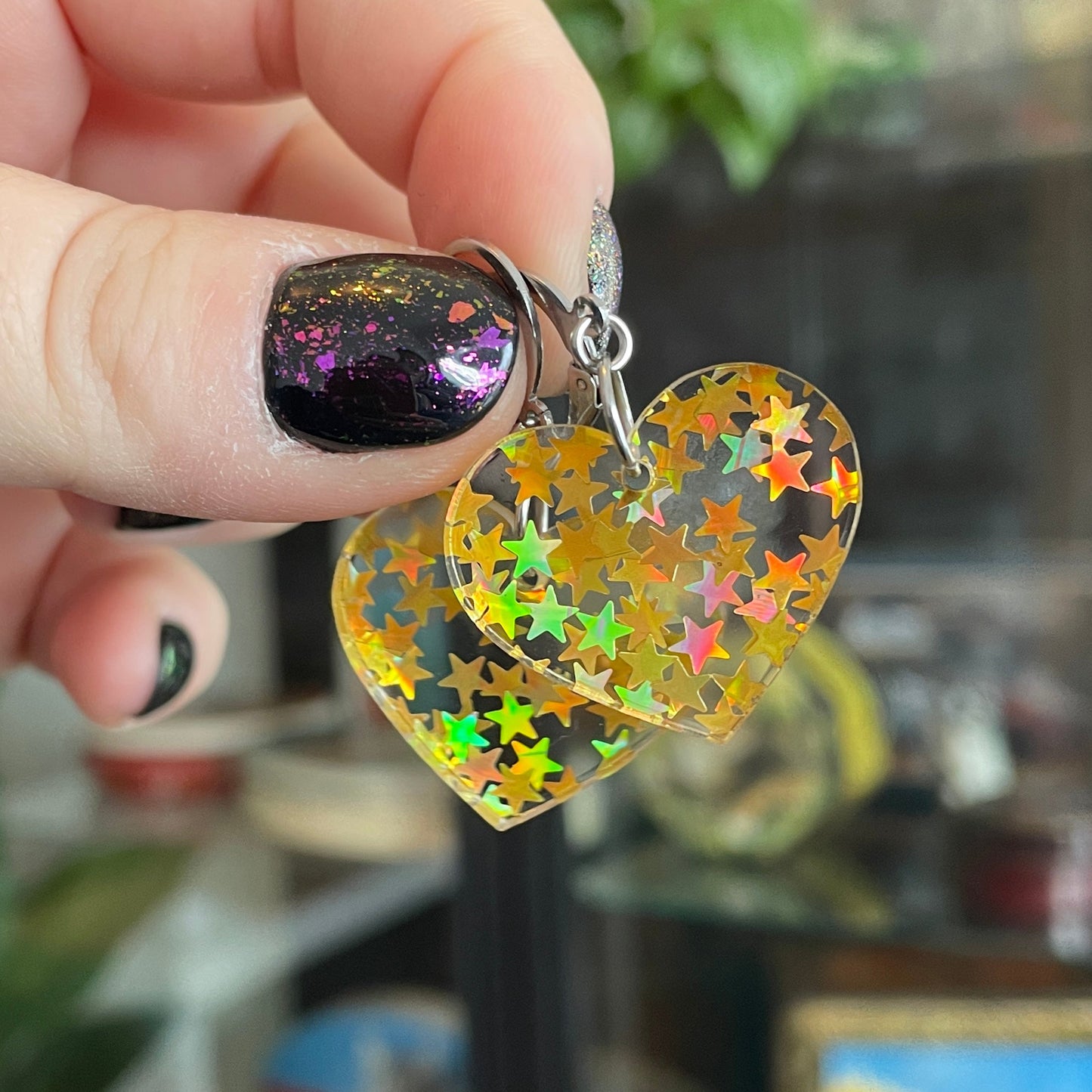 Petites boucles d'oreilles coeurs pendantes en acrylique transparente avec des confettis étoiles