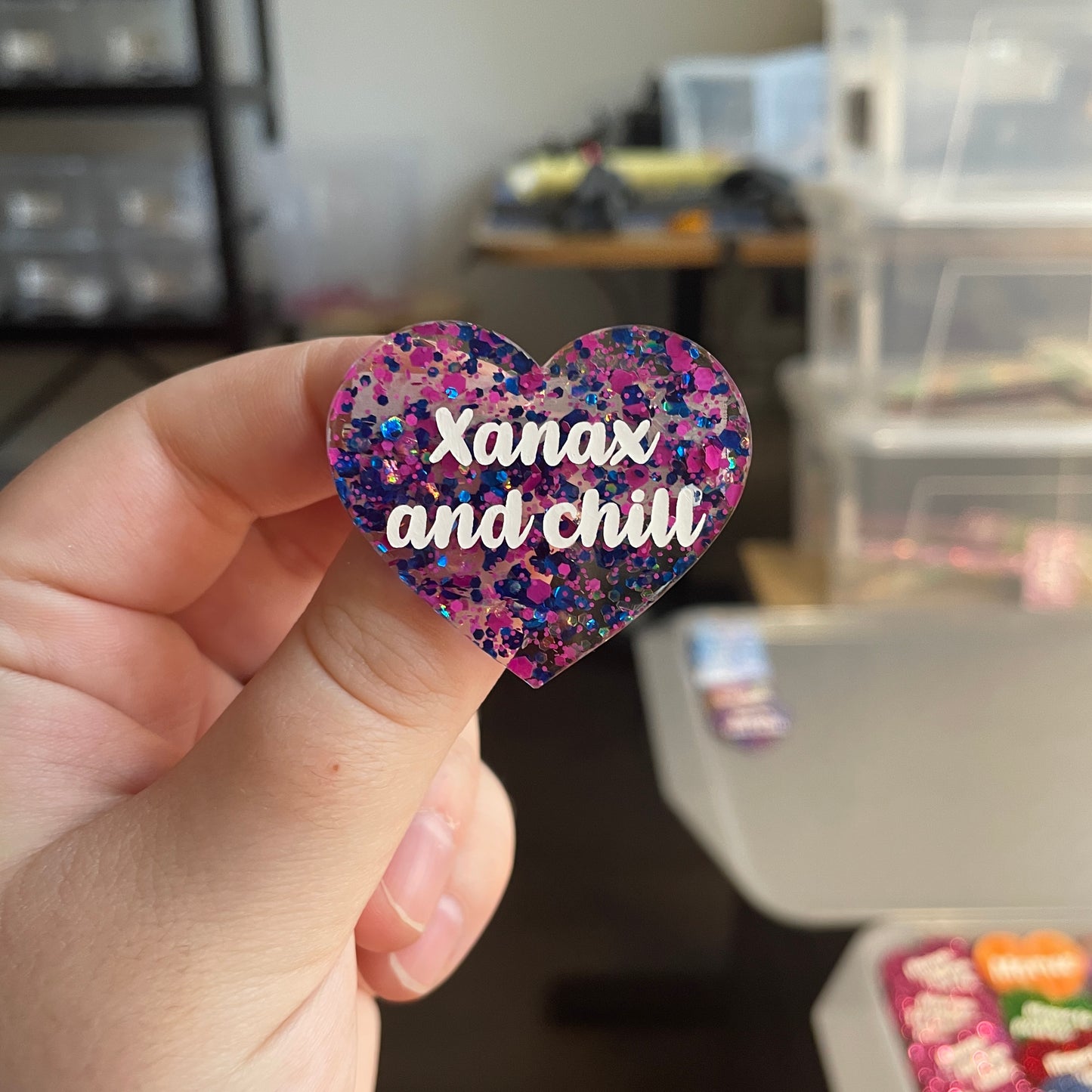 [CONTRÔLE TECHNIQUE] Broche "Xanax and chill" en acrylique semi transparente avec des pois bleus et roses