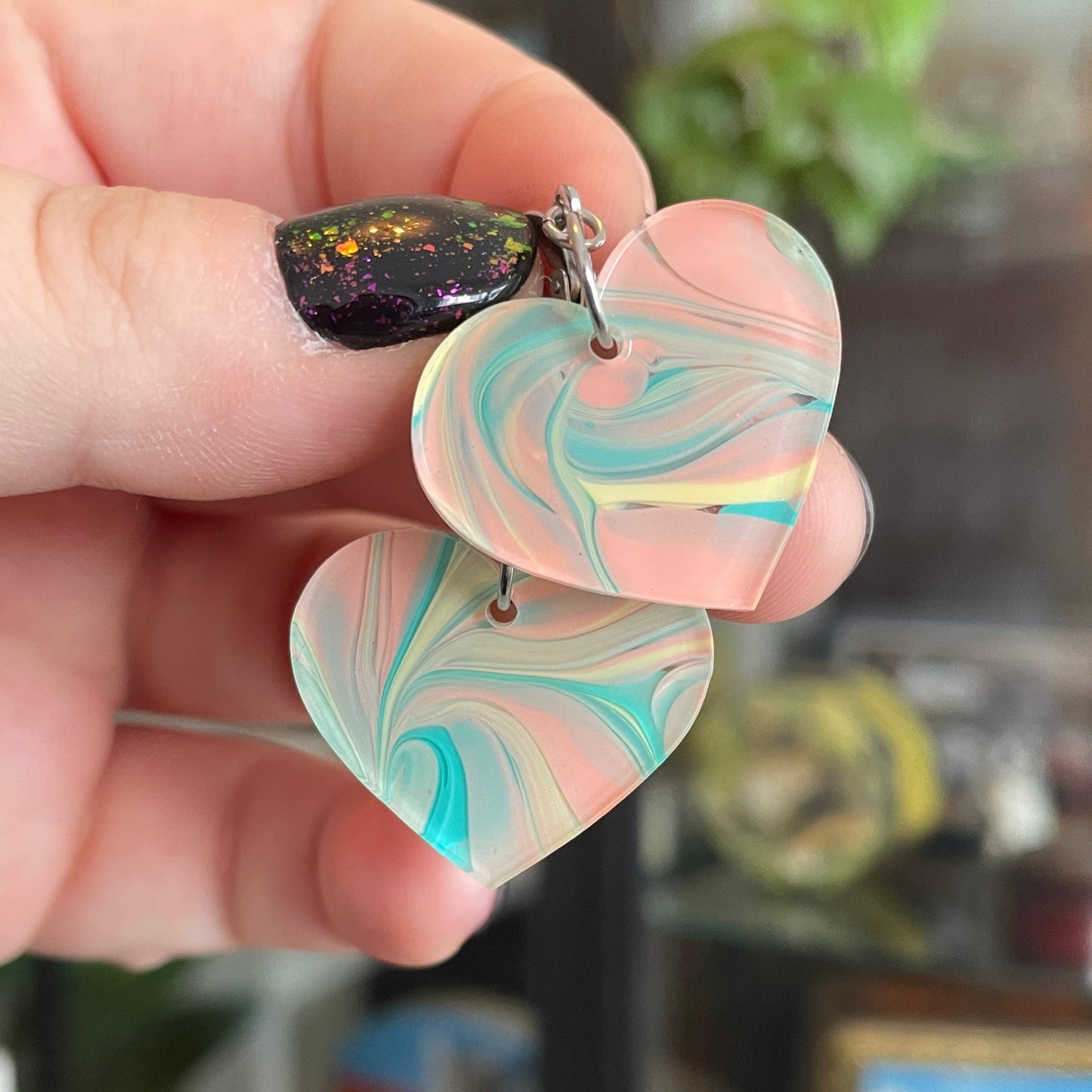 Petites boucles d'oreilles coeurs pendantes en acrylique marbrée verte, corail, jaune et transparente