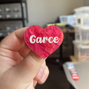 [CONTRÔLE TECHNIQUE] Broche "Garce" en acrylique marbrée rose