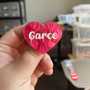 [CONTRÔLE TECHNIQUE] Broche "Garce" en acrylique marbrée rose