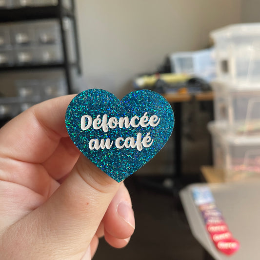 [CONTRÔLE TECHNIQUE] Broche "Défoncée au café" en acrylique à paillettes bleues