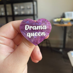 [CONTRÔLE TECHNIQUE] Broche "Drama queen" en acrylique marbrée violette à paillettes