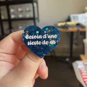 [CONTRÔLE TECHNIQUE] Broche "Besoin d'une sieste de 4h" en acrylique à paillettes bleues et étoiles