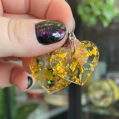 Petites boucles d'oreilles coeurs pendantes en acrylique transparente avec des éclats de confettis dorés