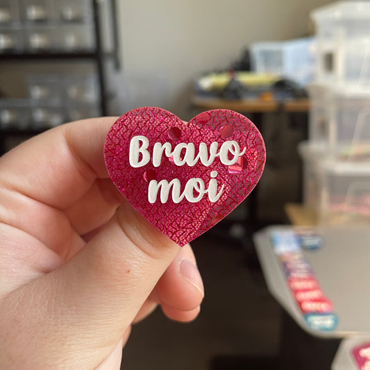 [CONTRÔLE TECHNIQUE] Broche "Bravo moi" en acrylique japonaise avec du tissu rose et des confettis roses