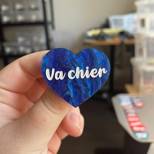 [CONTRÔLE TECHNIQUE] Broche "Va chier" en acrylique marbrée bleue à paillettes