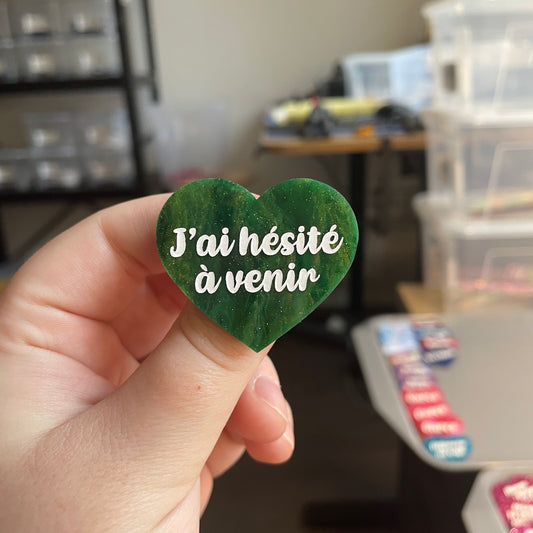 [CONTRÔLE TECHNIQUE] Broche "J'ai hésité à venir" en acrylique marbrée verte et dorée