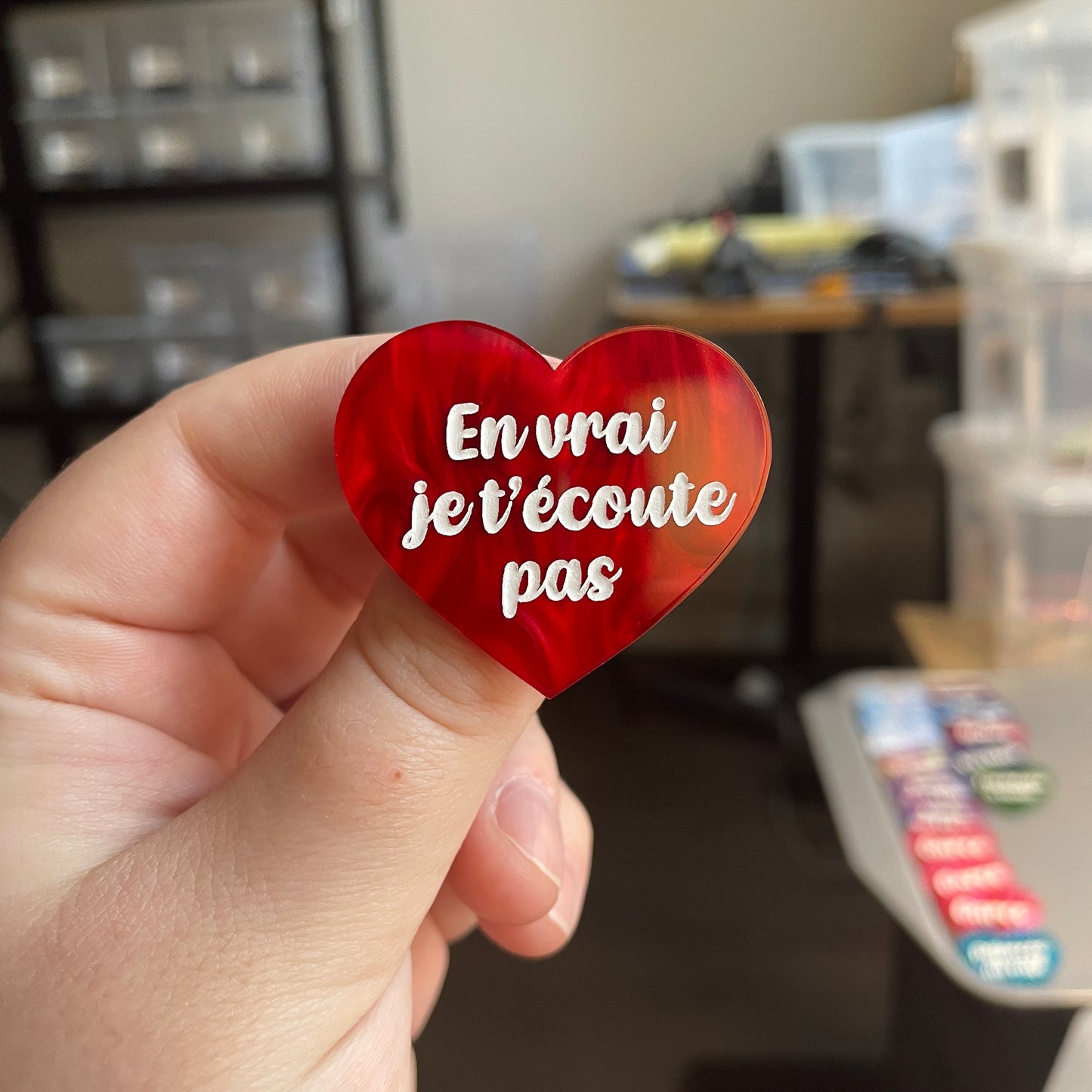 [CONTRÔLE TECHNIQUE] Broche "En vrai je t'écoute pas" en acrylique marbrée rouge