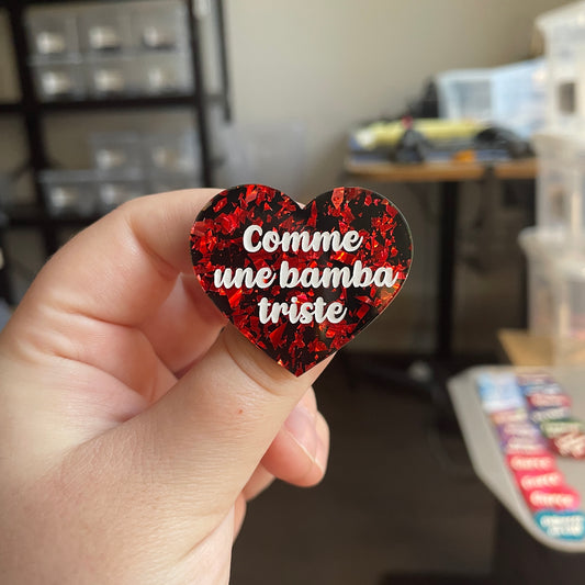 [CONTRÔLE TECHNIQUE] Broche "Comme une bamba triste" en acrylique noire avec de éclats de confettis rouges
