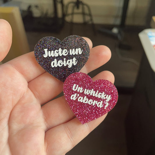 [CONTRÔLE TECHNIQUE] Duo de broches "Juste un doigt" + "Un whisky d'abord ?"