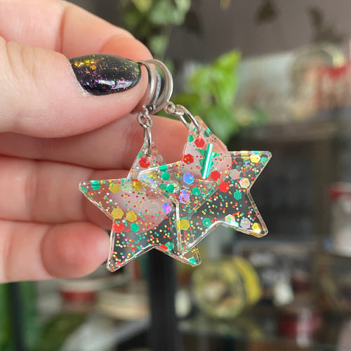 Petites boucles d'oreilles étoiles pendantes en acrylique transparente avec des confettis de Noël