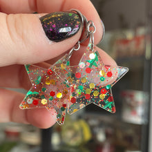 Charger l&#39;image dans la galerie, Petites boucles d&#39;oreilles étoiles pendantes en acrylique transparente avec des confettis de Noël