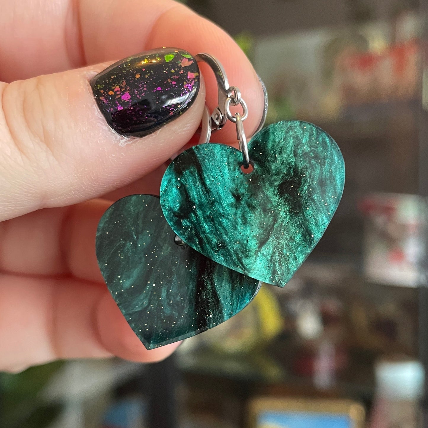 Petites boucles d'oreilles coeurs pendantes en acrylique marbrée noire et vert sapin