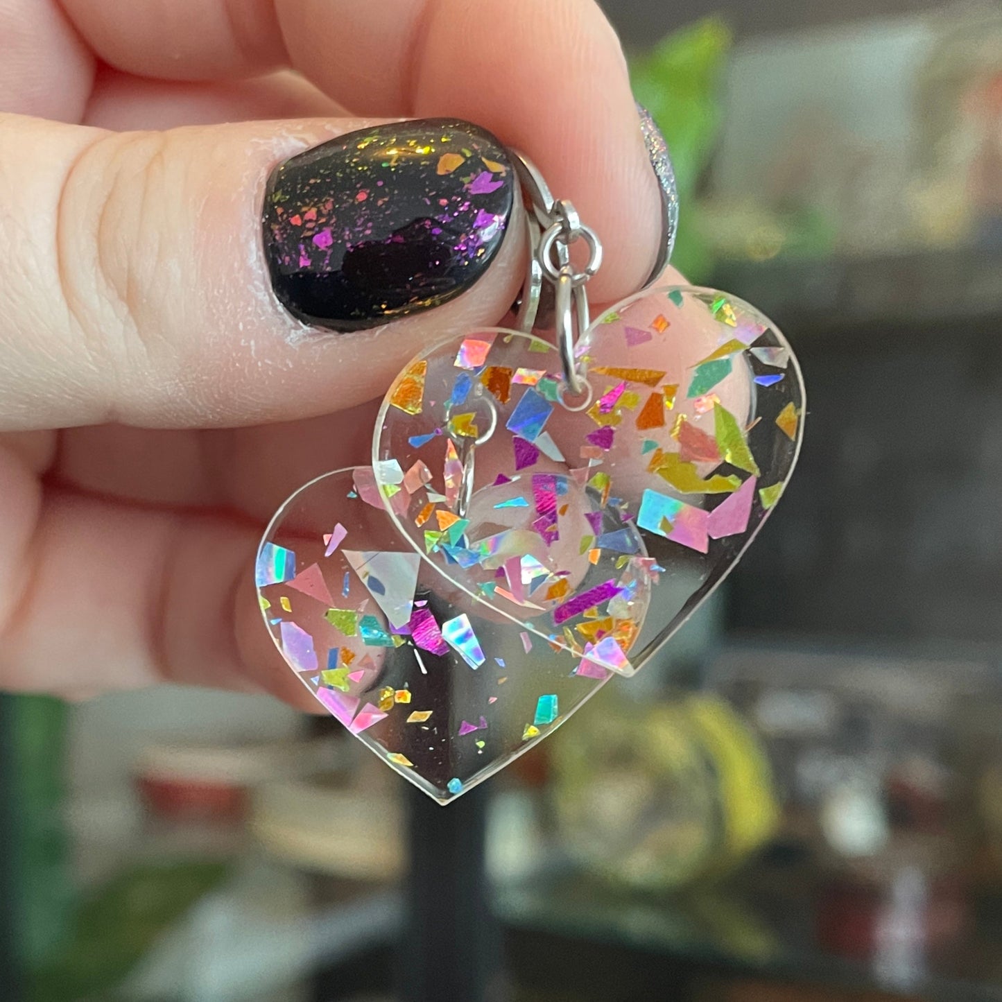 Petites boucles d'oreilles coeurs pendantes en acrylique transparente avec des éclats de confettis multicolores