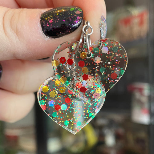 Petites boucles d'oreilles coeurs pendantes en acrylique transparente avec des confettis de Noël