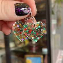Charger l&#39;image dans la galerie, Petites boucles d&#39;oreilles coeurs pendantes en acrylique transparente avec des confettis de Noël