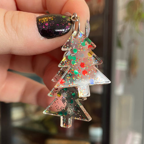Petites boucles d'oreilles sapins pendantes en acrylique transparente avec des confettis de Noël