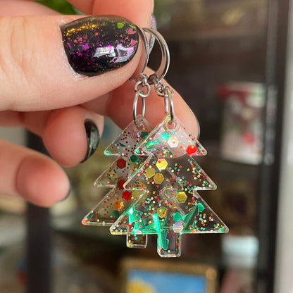 Petites boucles d'oreilles sapins pendantes en acrylique transparente avec des confettis de Noël