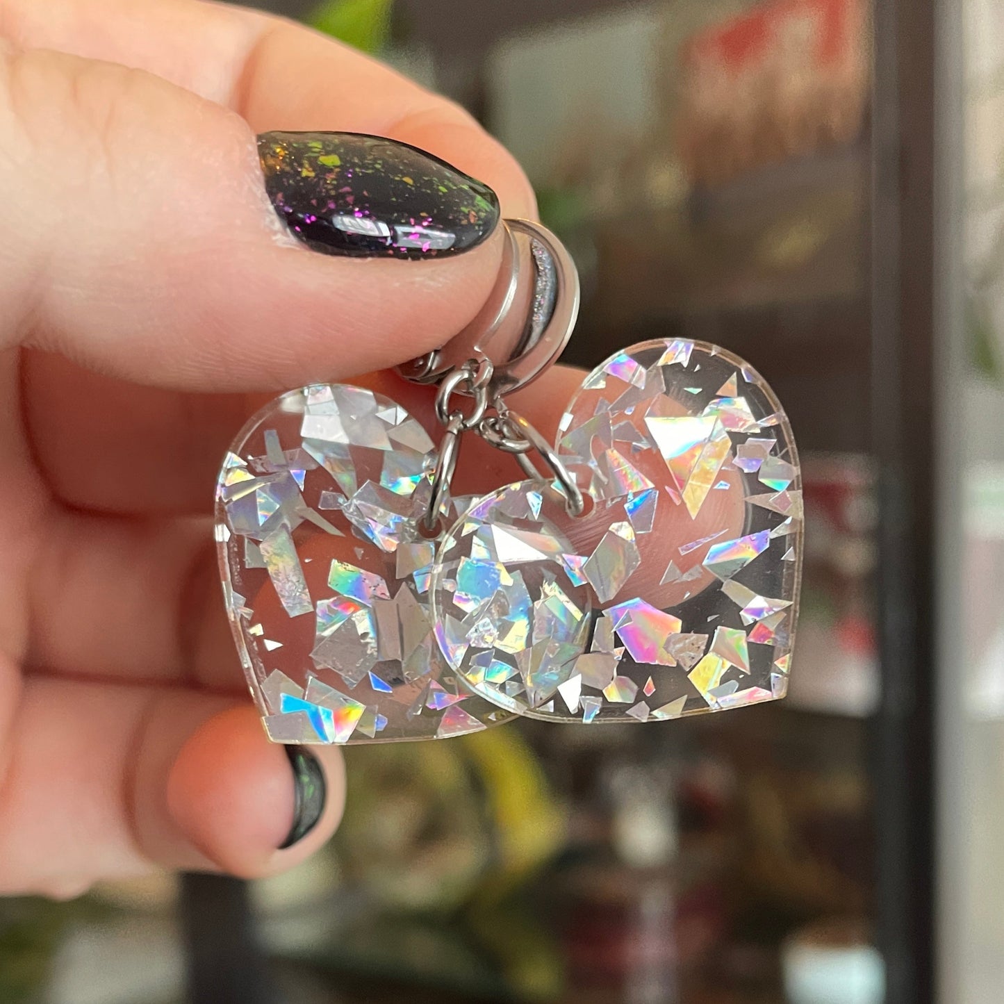 Petites boucles d'oreilles coeurs pendantes en acrylique transparente avec des éclats de confettis argentés