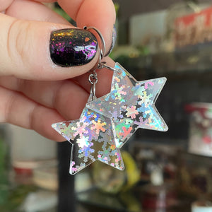 Petites boucles d'oreilles étoiles pendantes en acrylique transparente avec des confettis flocons