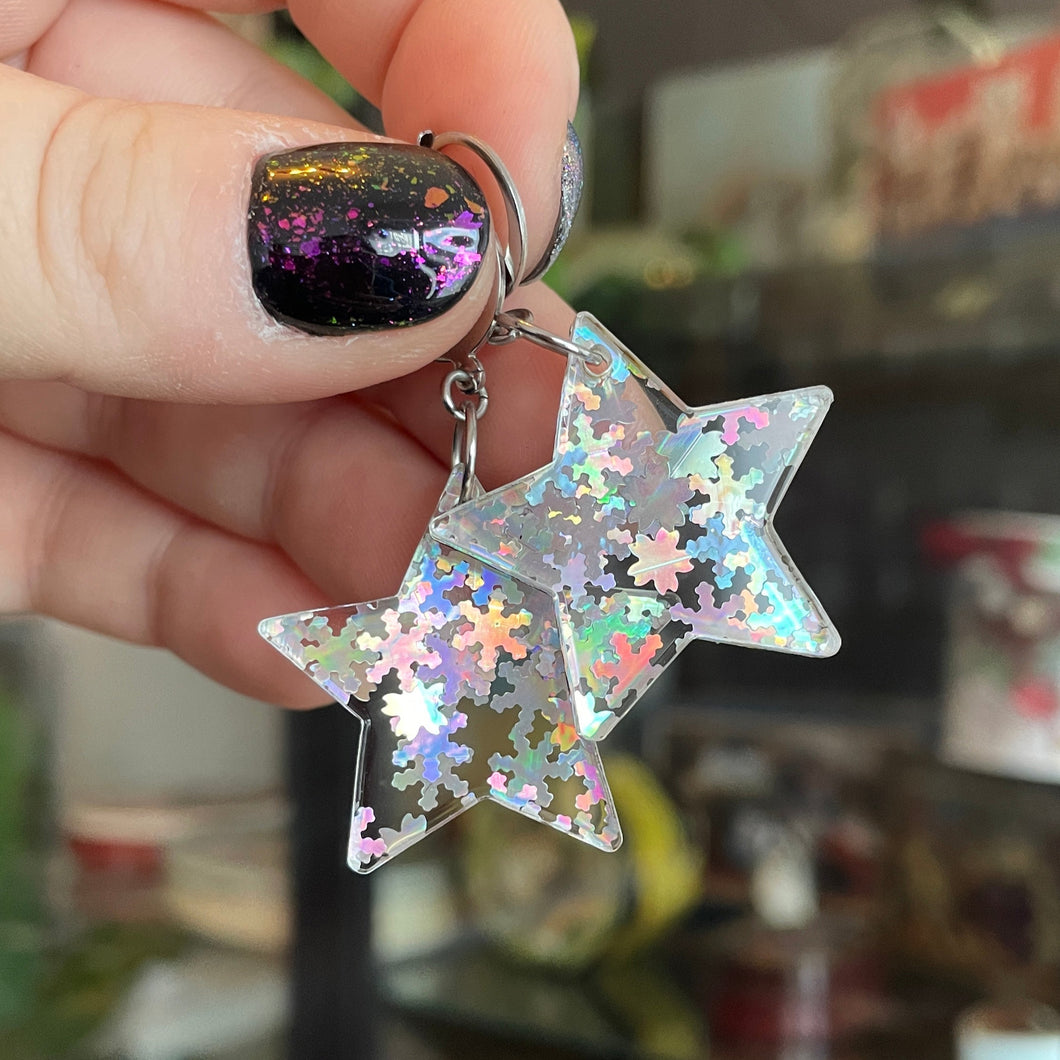 Petites boucles d'oreilles étoiles pendantes en acrylique transparente avec des confettis flocons