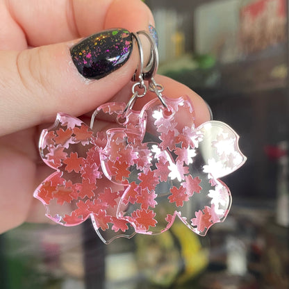 Grandes boucles d'oreilles fleurs pendantes en acrylique transparente avec des confettis fleurs de cerisiers