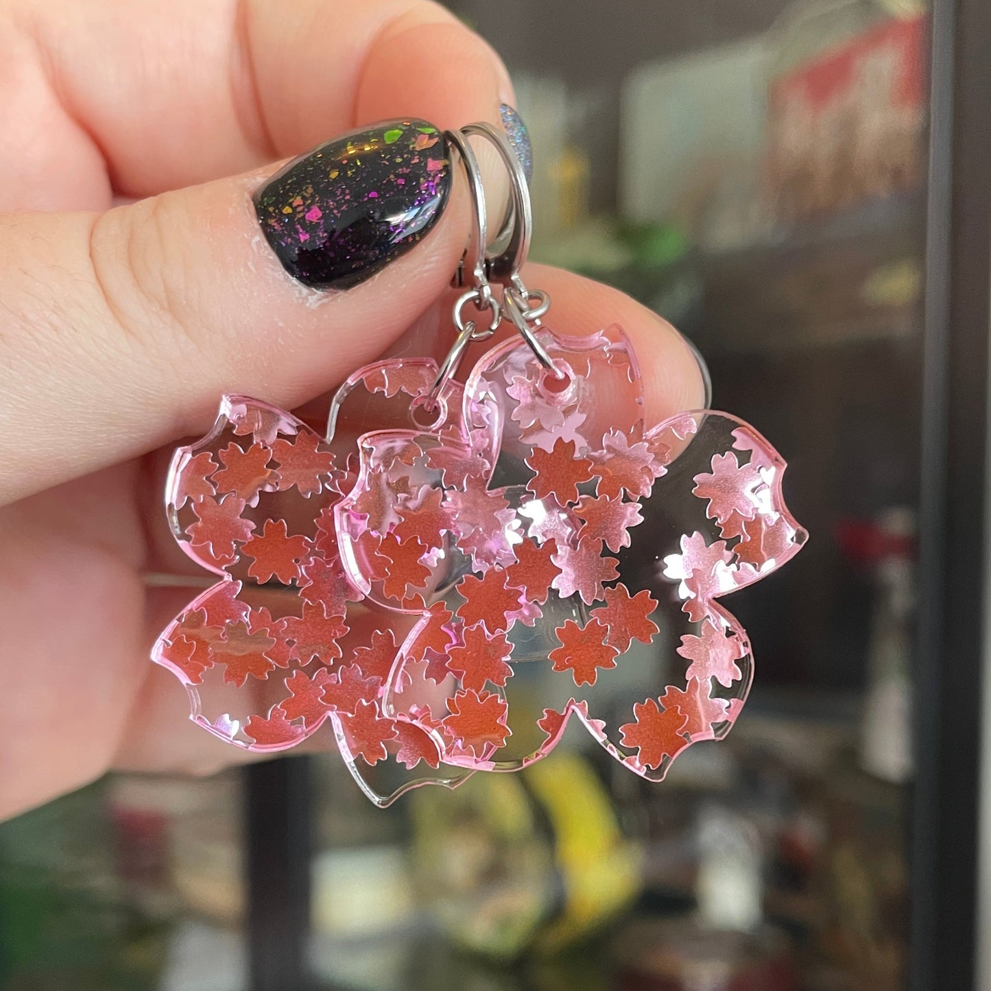 Grandes boucles d'oreilles fleurs pendantes en acrylique transparente avec des confettis fleurs de cerisiers